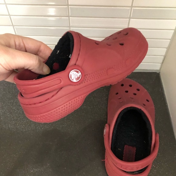 Unisex Red lined youth CROCS - Picture 6 of 10